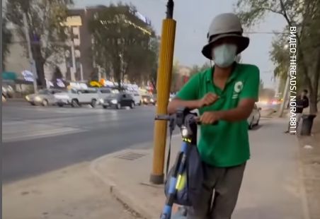 Вы работы лишитесь: алматинка устроила разнос самокатчику прямо на тротуаре