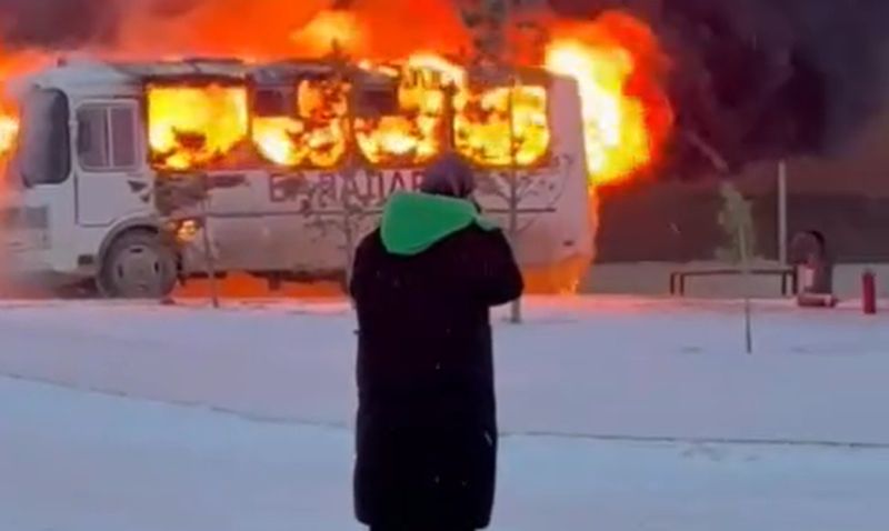 Автобус загорелся на территории школы в Косшы