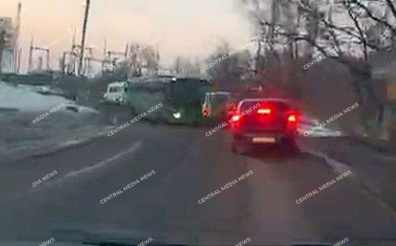 Автобус выехал на встречную и подмял под себя легковое авто, есть пострадавшие