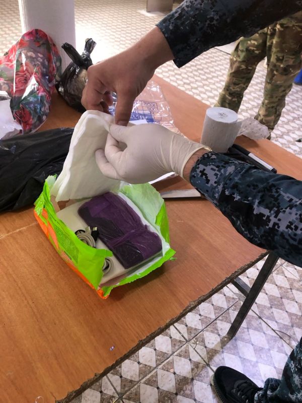 Мобильный телефон и зарядные шнуры пытались пронести в колонию в упаковке с салфетками