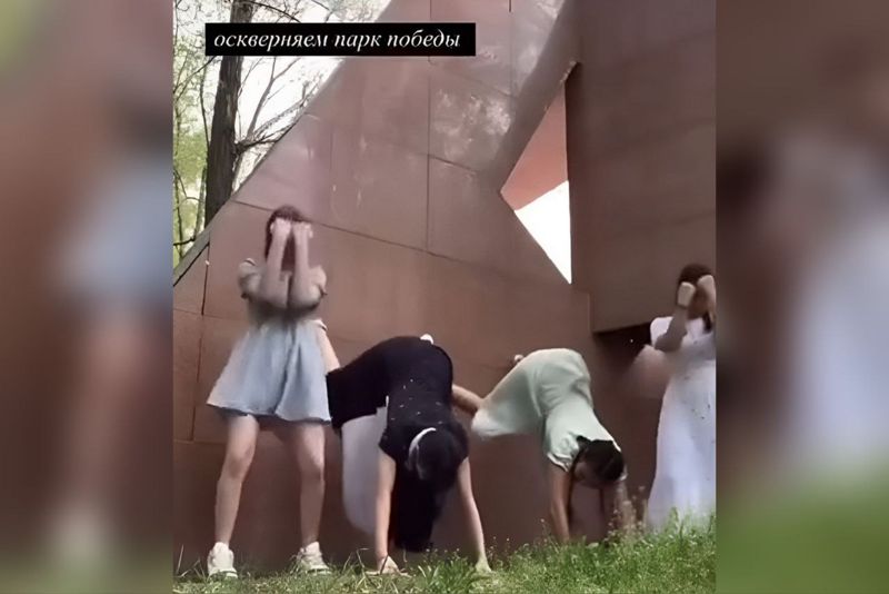 Жительниц Павлодара наказали за непристойный танец возле Вечного огня