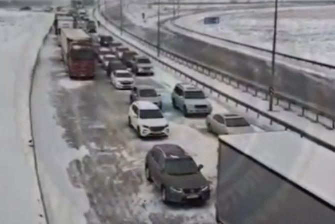 Около 800 автомашин скопилось из-за непогоды на автодороге Караганды