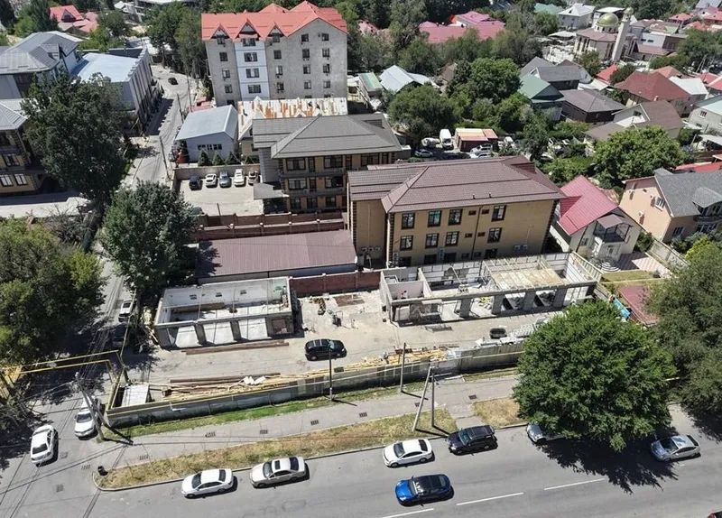 Крупную автомойку с сервисным центром сносят в Алматы по решению суда