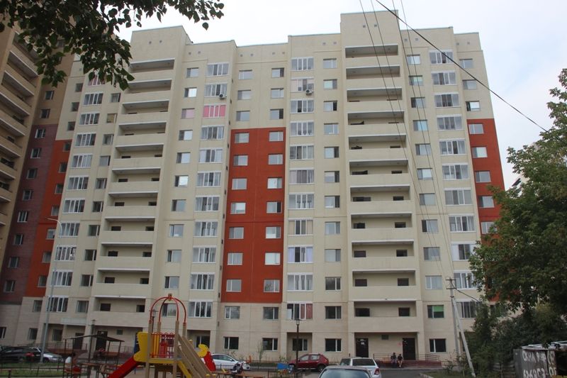 В ЖК Астаны обрушился фасад: жильцы боятся за свою жизнь