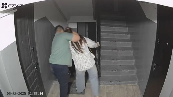 В Сатпаеве мужчина напал в подъезде на девушку