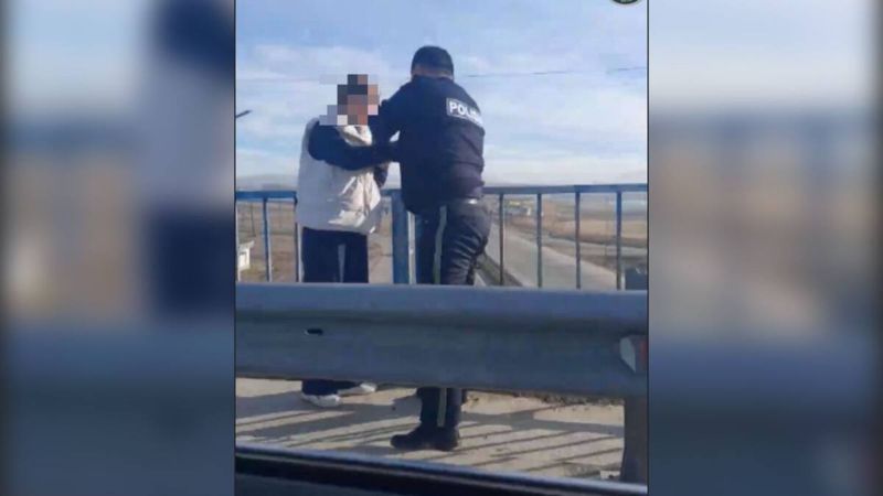 Полицейлер көпірден секіргісі келген әйелді құтқарды