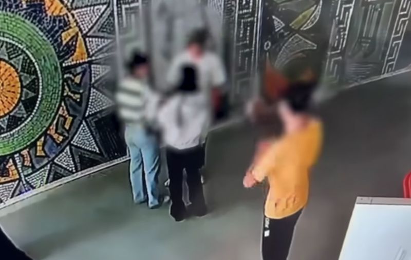 В Павлодаре девятиклассник напал на учителя