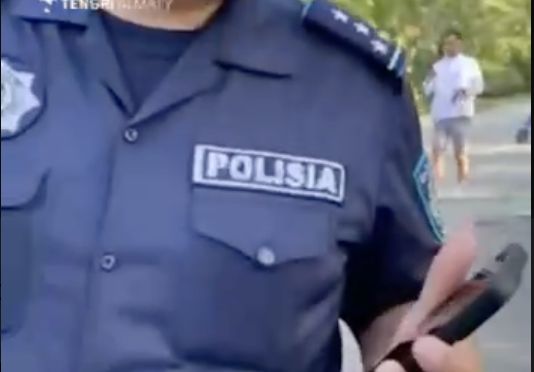 «Чё ты хочешь, э?» — в Алматы полицейский атаковал владельца самокатов