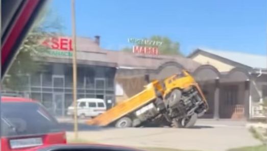 Под Алматы грузовик провалился под землю вместе с асфальтом