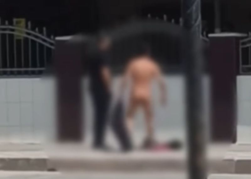 Мужчина гулял голым перед кафе в Актау