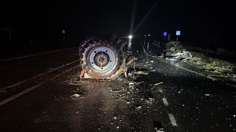 Трактор раскололся надвое: четыре человека пострадали в ДТП в Акмолинской области