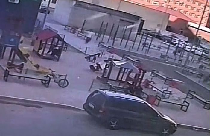 В Атырау мужчина избил ребёнка на детской площадке