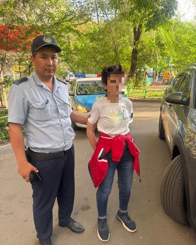В Алматы женщину задержали за расклейку QR-кодов, ведущих на наркоканалы