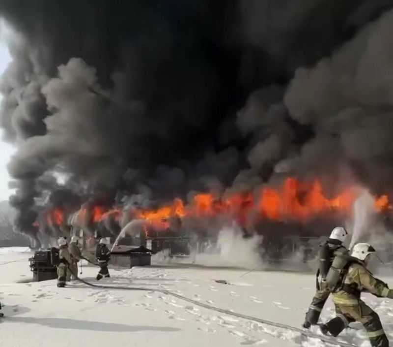 В Алматы горит склад: на месте создали штаб пожаротушения