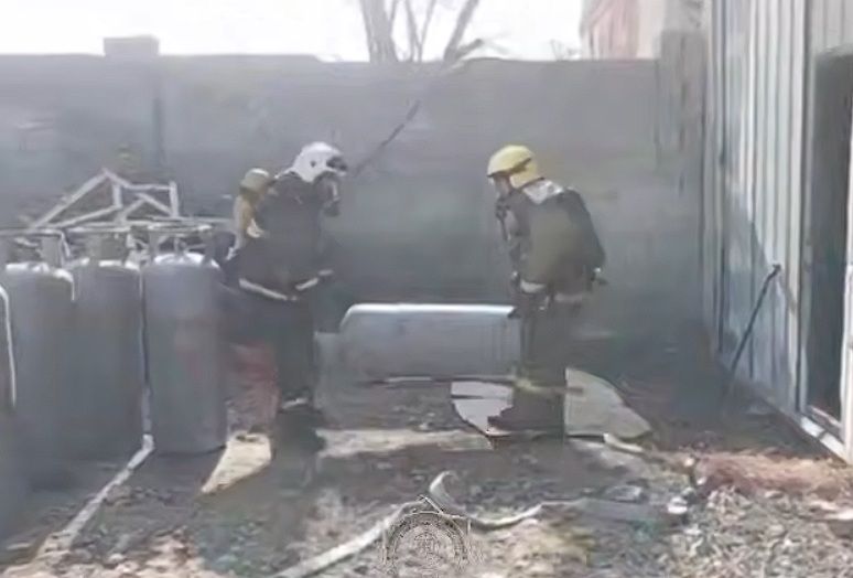15 газовых баллонов вынесли спасатели из горящего цеха в Таразе