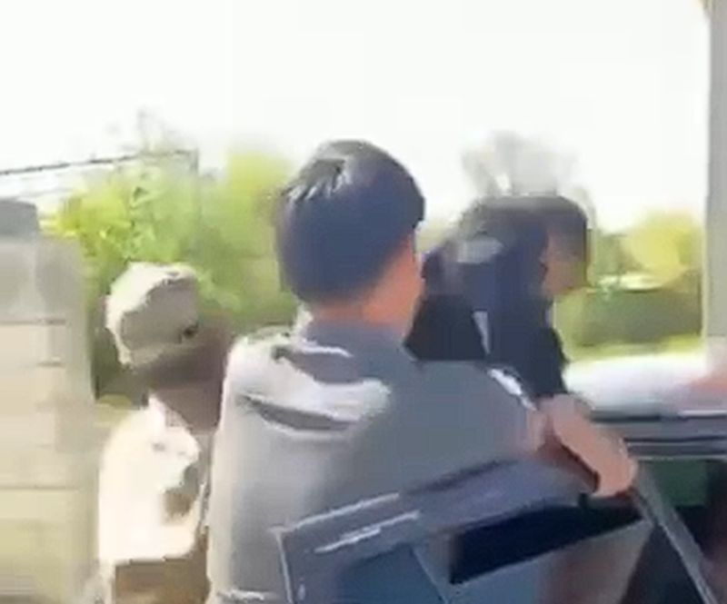 Отбился головой: парня пытались запихнуть в машину люди в военной форме