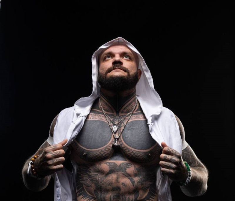 5,5 тысяч долларов за ночь, щедрые подарки и драка в трусах: как работают стриптизёры в Казахстане