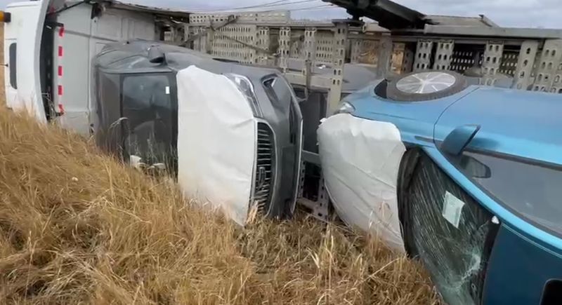 Попал водитель: автовоз с новыми авто улетел в кювет в Акмолинской области