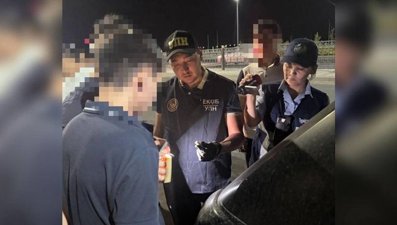 В Land Rover обнаружили сотни доз наркотиков