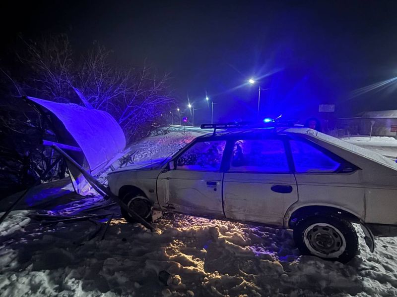 Водитель на «Москвиче» снёс остановку в Семее