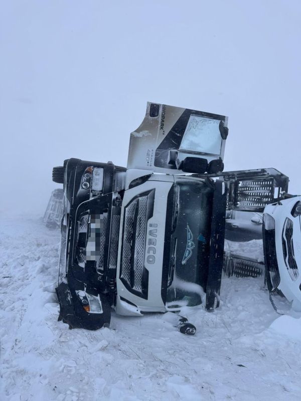 "Екатеринбург — Алматы" тас жолында жеті жаңа автомен бірге жүк көлігі аударылды