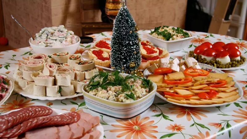 Без скачка цен: сколько казахстанцы потратят на новогодний стол