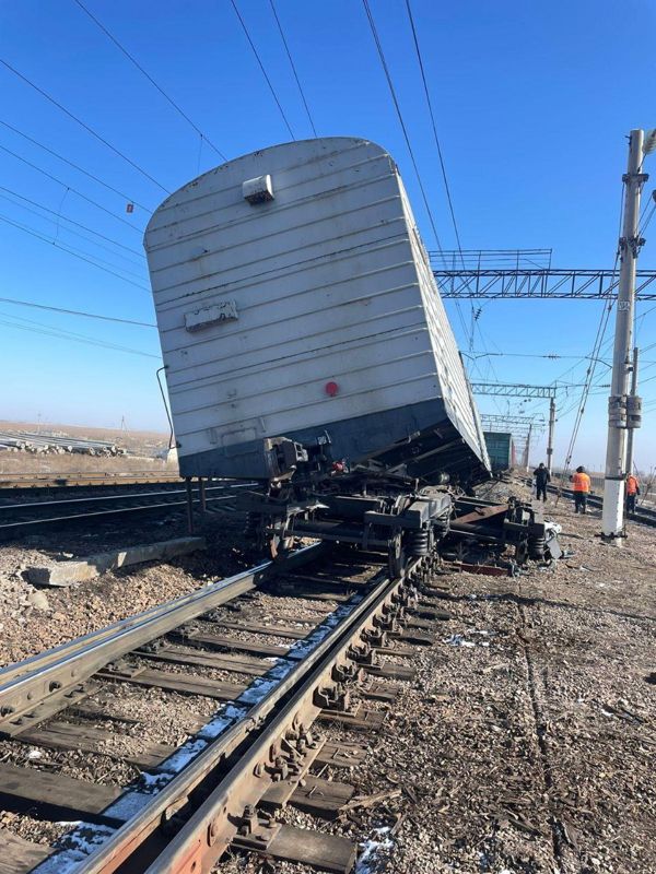 Вагон грузового поезда сошёл с рельсов на станции Отырар