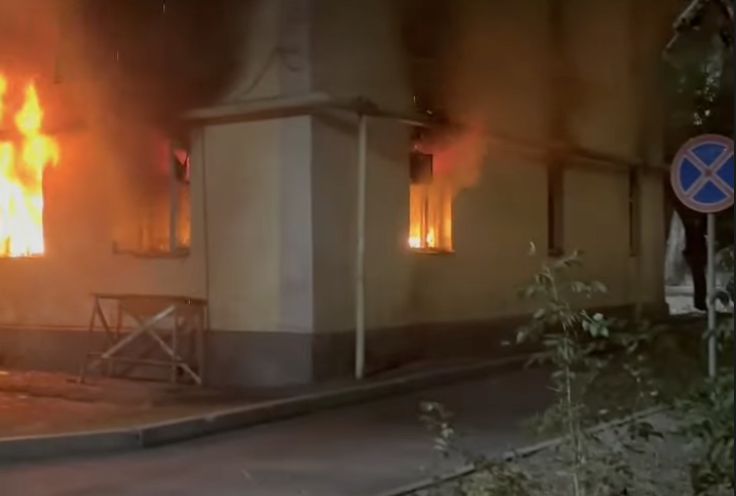 Крупный пожар в жилом доме: прохожий спас пожилого жильца в Алматы
