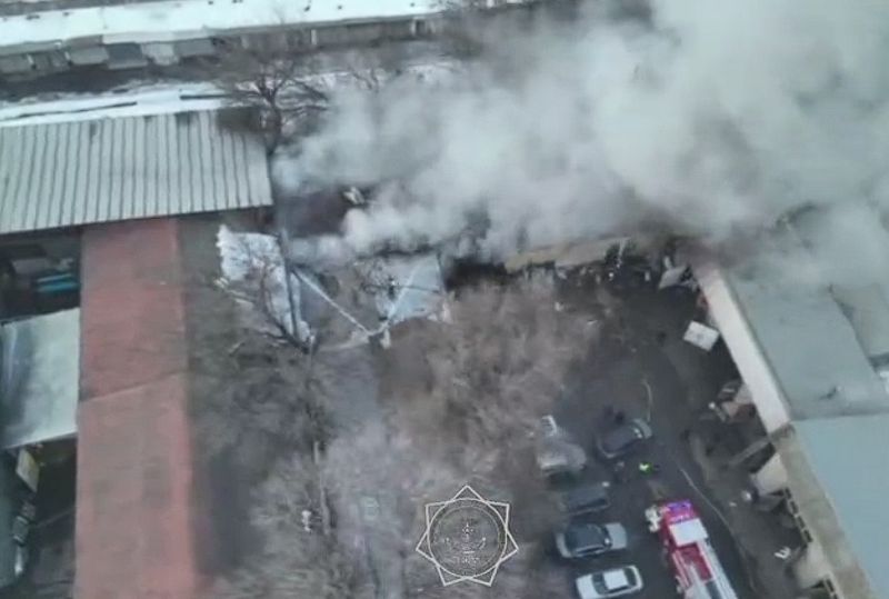 Пожар в Алматы: мебельный цех и СТО успели спасти от огня пожарные