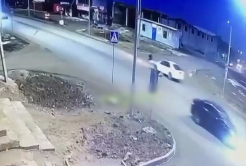 В Акмолинской области водитель сбил двух школьниц на зебре
