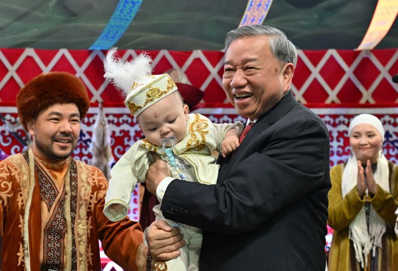 Генсек Компартии Вьетнама перерезал путы младенцу из Астаны