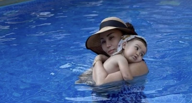 Баян Алагузова показала редкие кадры с дочерьми Алисой и Алмой