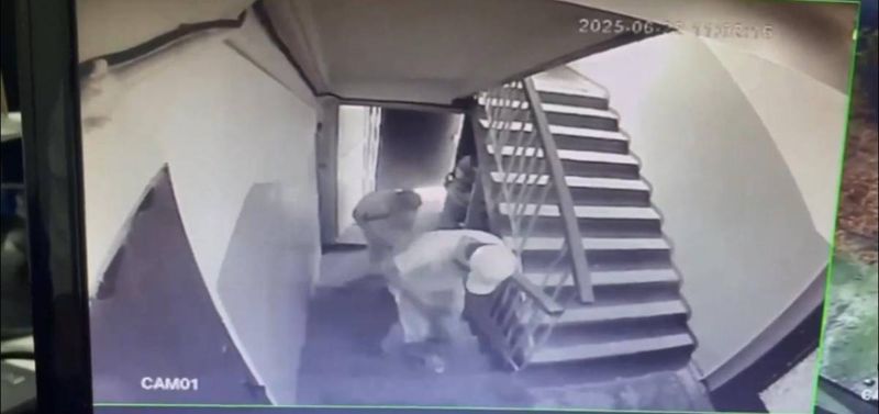 Наглые воры среди бела дня обчистили квартиру в Алматы