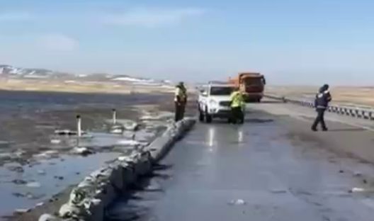 Участок республиканской дороги подтопило в Павлодарской области