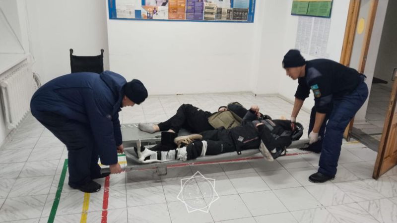 Кадры спасения трёх человек после ДТП показали в МЧС Казахстана