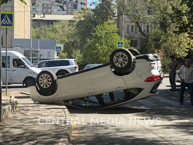 В Алматы произошло ДТП: одна из машин перевернулась на проезжей части