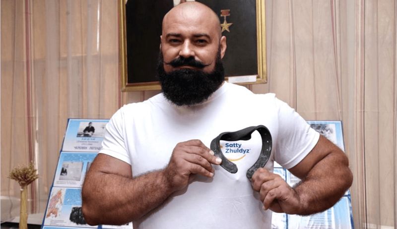 Силач из Казахстана побил три мировых рекорда в Италии