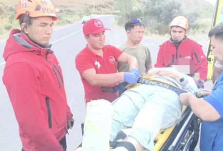 Упавшую на параплане девушку эвакуировали спасатели МЧС в Алматинской области