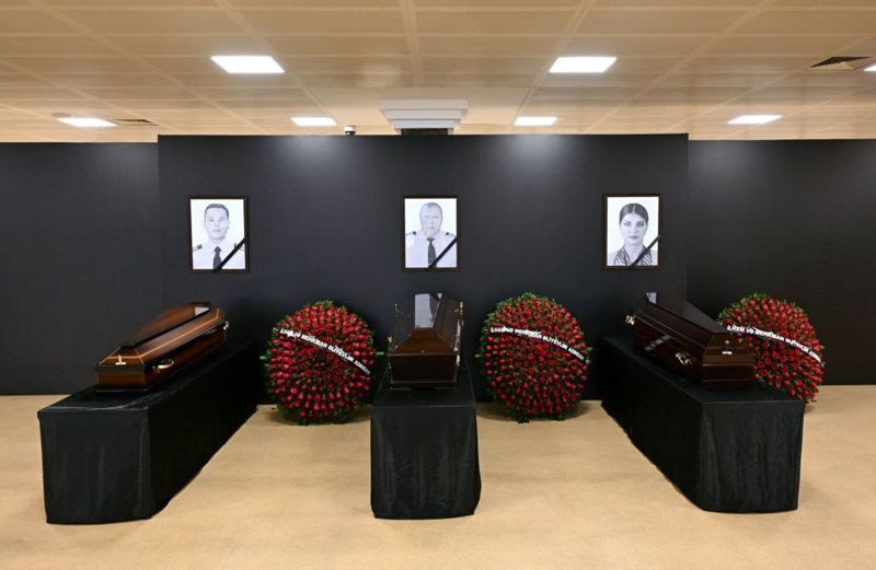 В Азербайджане прощаются с двумя пилотами и стюардессой упавшего в Актау самолёта