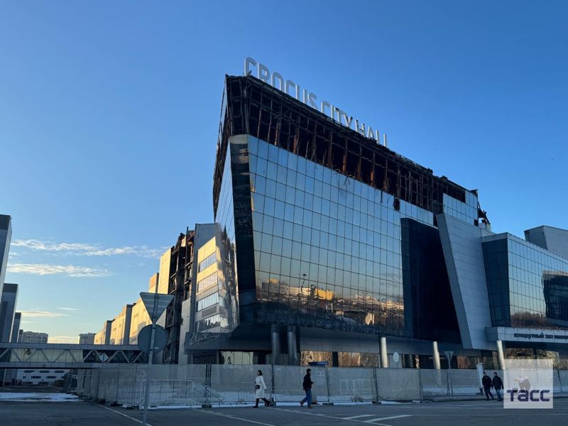 Годовщина теракта: мемориал в память о погибших начали возводить у здания "Крокус Сити" в РФ