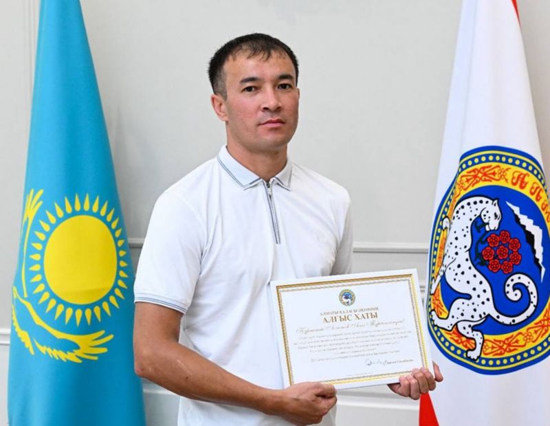 Залез на четвертый этаж и потушил пожар: алматинского «спайдермена» наградили в акимате