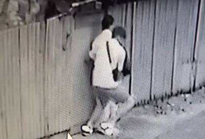 Полиция задержала школьника, который прижал девушку к забору