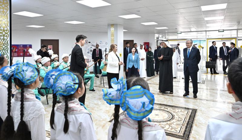 Токаев и наследный принц Абу-Даби посетили школу, названную в честь шейха