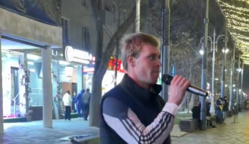 Поёт лучше, чем Кайрат Нуртас: русский парень стал звездой алматинского Арбата