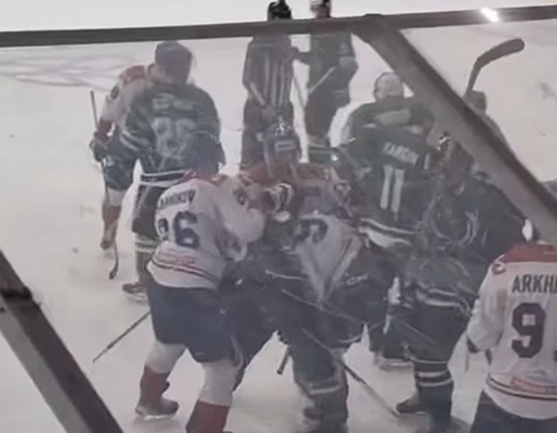 Дрались даже тренеры и персонал: массовая драка произошла после матча чемпионата Казахстана по хоккею