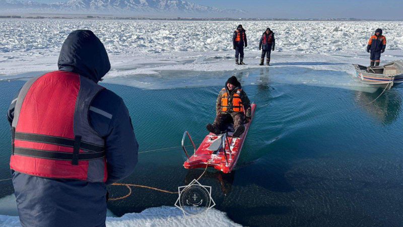 25 рыбаков чуть не уплыли на отколовшейся льдине на озере Алаколь