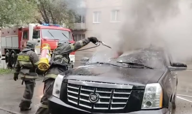 В Усть-Каменогорске средь бела дня загорелся автомобиль
