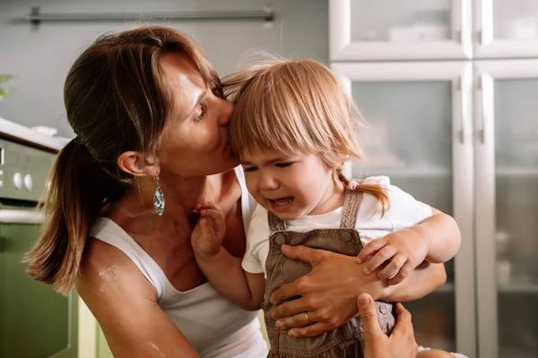 На 3-летнюю девочку подали заявление в полицию в Атырау