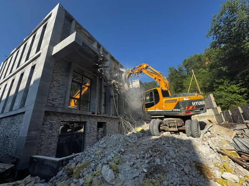 Два трёхэтажных дома сносят в Алматы по решению суда