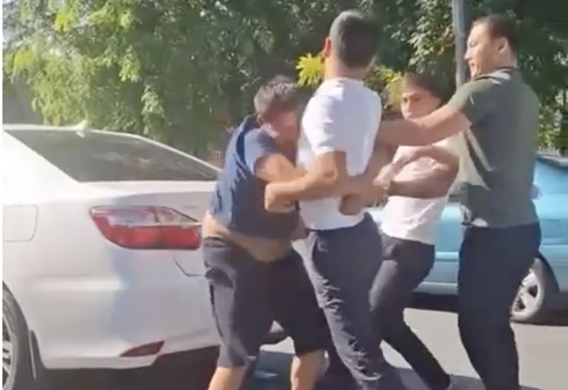 Драка водителей на проезжей части напугала туристов в Шымкенте